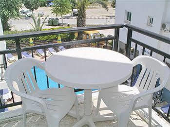 Renos Hotel Apts Полис Екстериор снимка