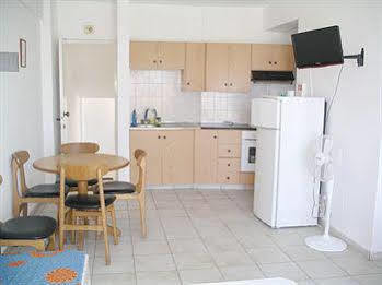 Renos Hotel Apts Полис Екстериор снимка